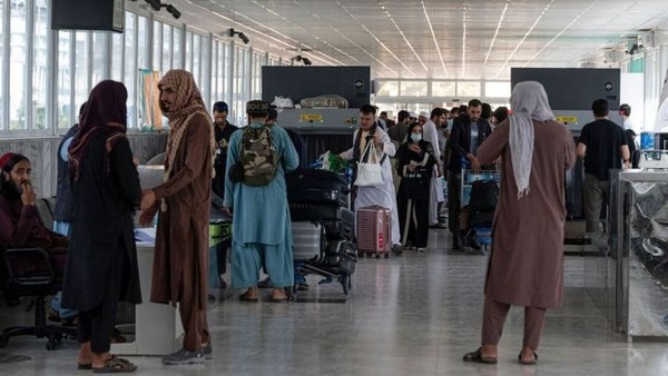 “塔利班阻止女性出国留学，至少60名奖学金获得者无法离境